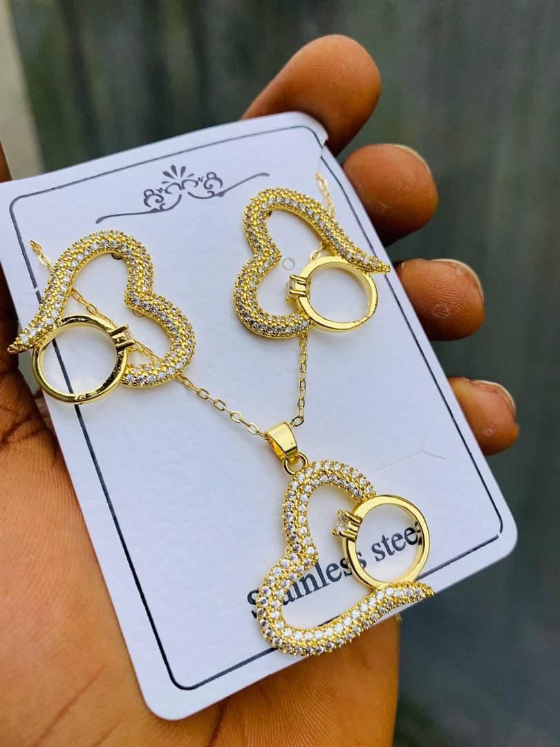 Luxury Sparkling Heart Jewelry Set – Gold-Plated Crystal Necklace & Matching Earrings